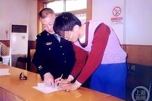 Tương tác thân mật với người hâm mộ! Yamal và các cầu thủ Barca khác ký tên và chụp ảnh chung cho người hâm mộ